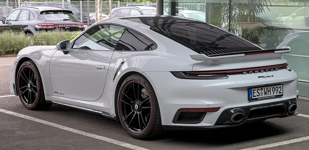 Porsche 911 Turbo S rental driving Dubai traffic rules