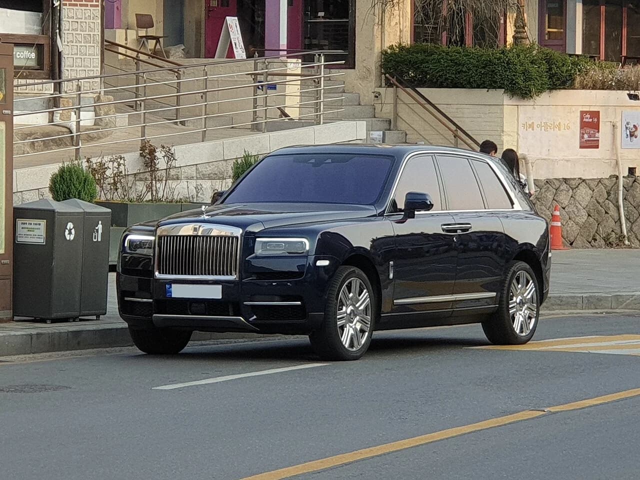 No deposit luxury car rental Dubai Rolls-Royce